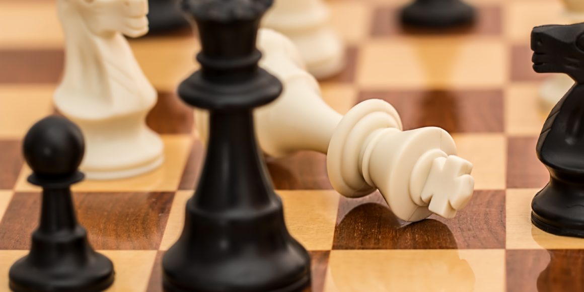 Voluntário de xadrez fala das regras e da filosofia do jogo
