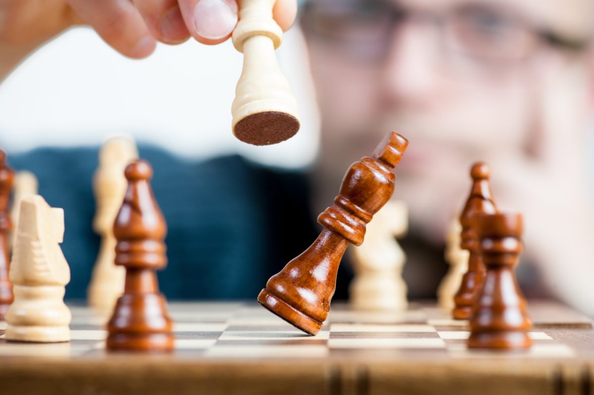 O rei do xadrez branco claro tornou o xeque-mate rei do xadrez